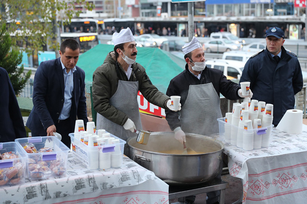 Marmaray yolcularına çorba ikramı