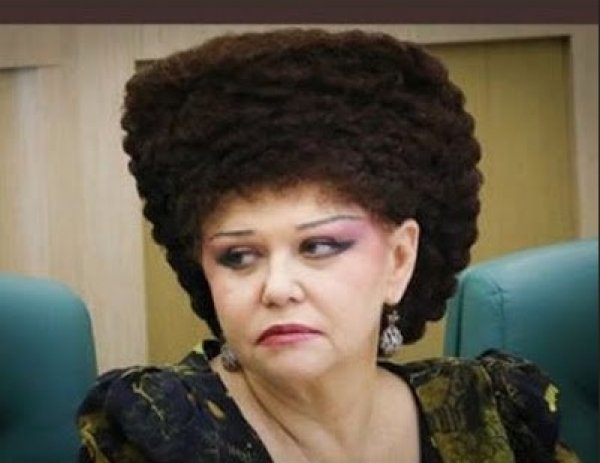 Rus senatörün dikkat çeken saç stili