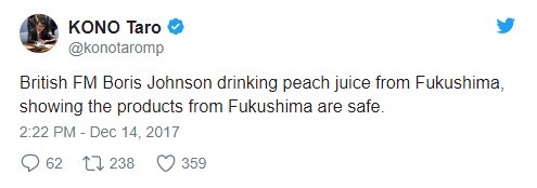 Johnson Fukuşima'da üretilen şeftali suyunu içti
