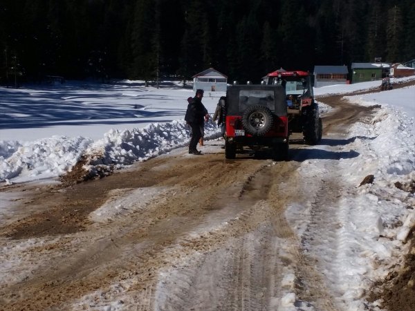 Yaylada mahsur kalan 12 kişi kurtarıldı