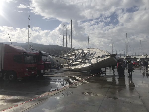 Marmaris'te hortum tekneleri sürükledi