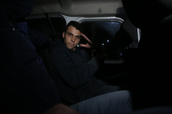 Camı taşla kırıp içeri girdi 'Banka benim' dedi