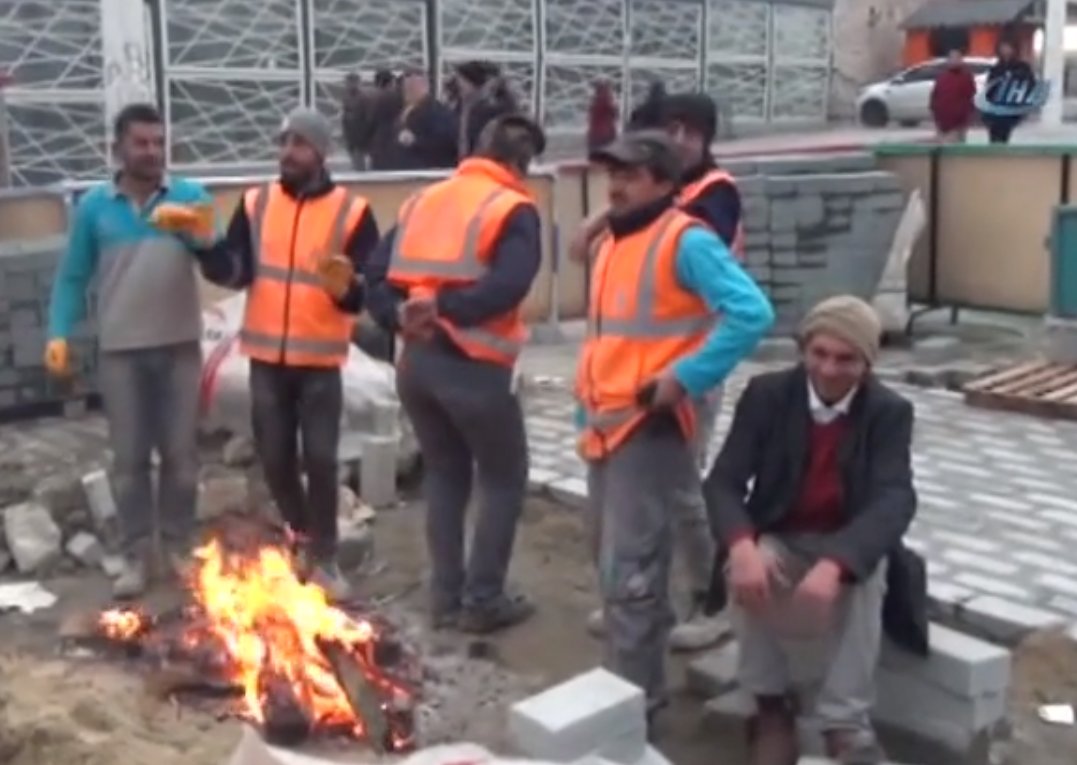 Taksim'de işçiler ısınmak için halay çekti