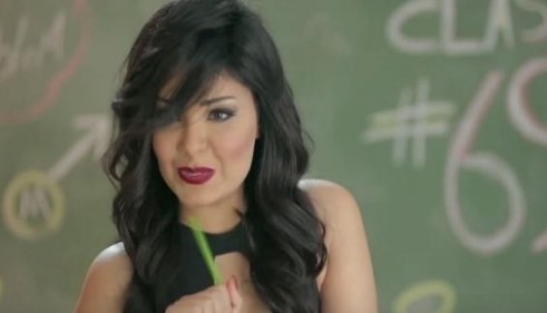 Mısırlı şarkıcıya tutuklama: Muzu 'Aşırı seksi' yedi