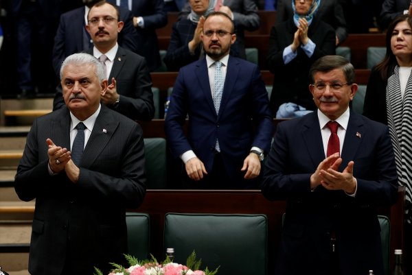 Davutoğlu, grup toplantısına Erdoğan ve Yıldırım ile birlikte geldi
