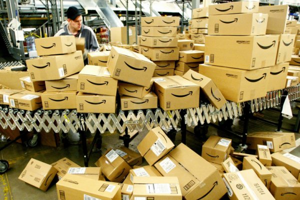 Amazon, çalışanlarını kelepçeleyecek