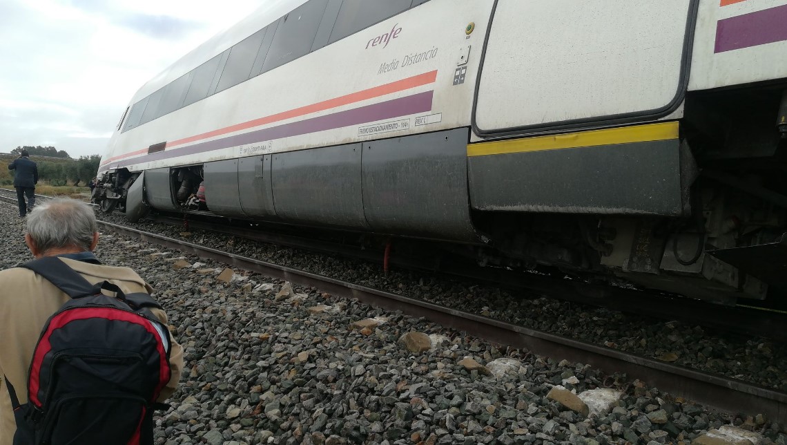 İspanya'da yolcu treni raydan çıktı