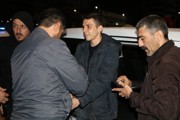 Camı taşla kırıp içeri girdi 'Banka benim' dedi