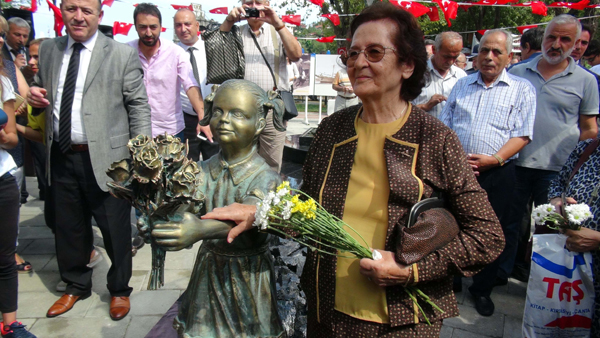 Atatürk’e çiçek veren kızın heykelindeki kömürler çalındı