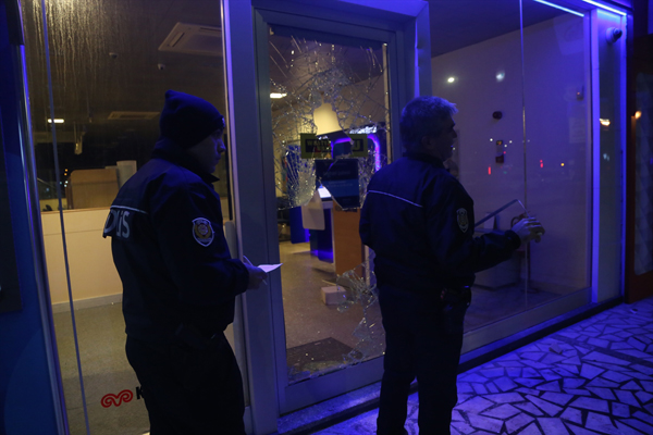 Camı taşla kırıp içeri girdi 'Banka benim' dedi