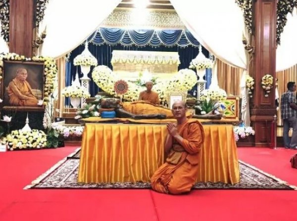 Öldükten 2 ay sonra mezarından çıkarılan budist