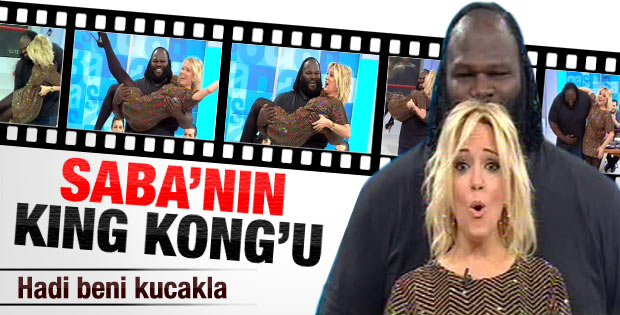 Saba Tümer Amerikalı güreşçinin kucağında