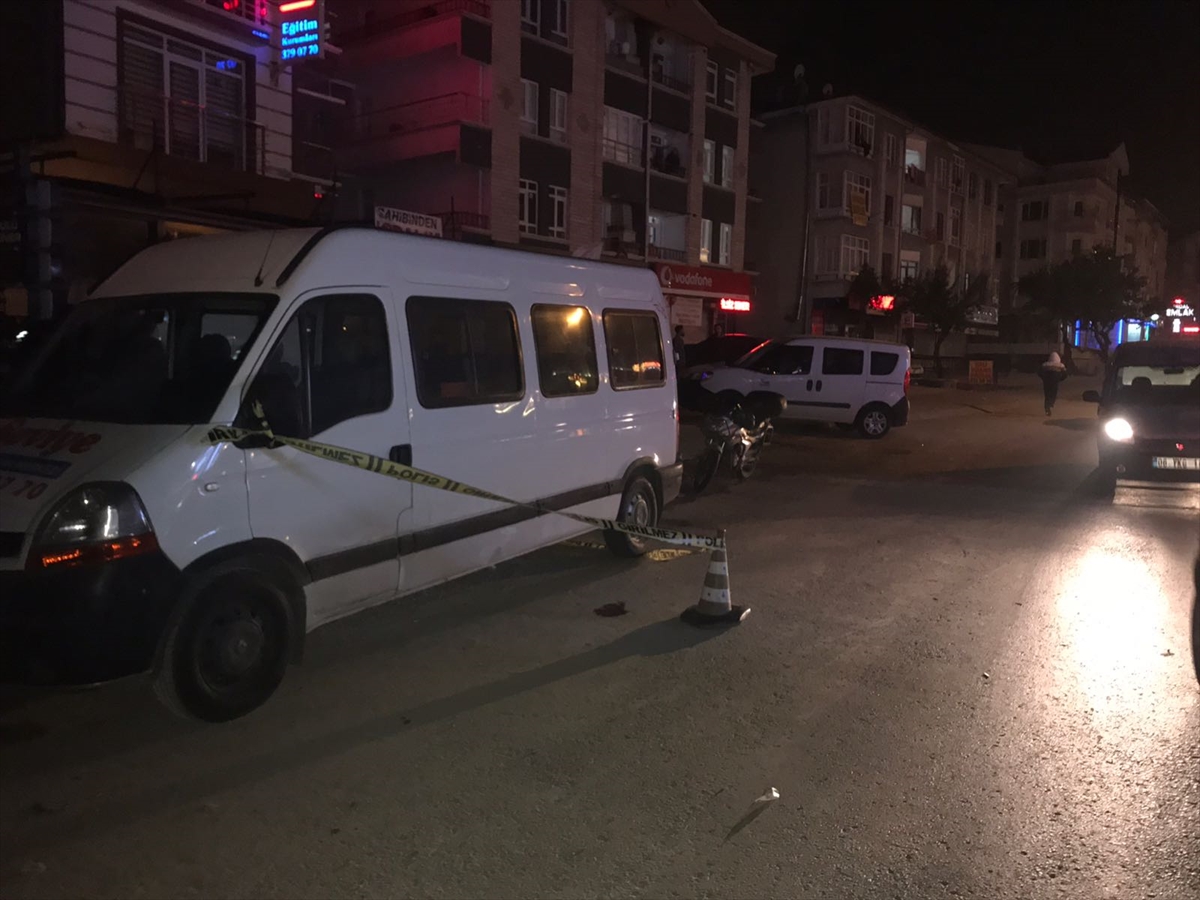Kavgayı ayırmak isterken bıçaklandı: Hayati tehlikesi var