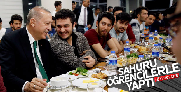 Erdoğan sahurda öğrencilere misafir oldu
