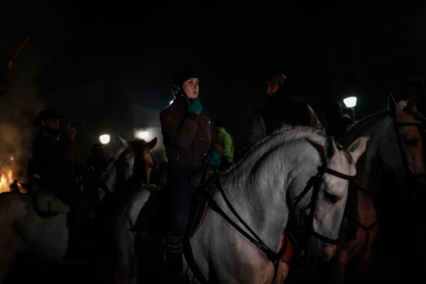 İspanya'da 5 asırlık gelenek: Atlar günahlarından arındı