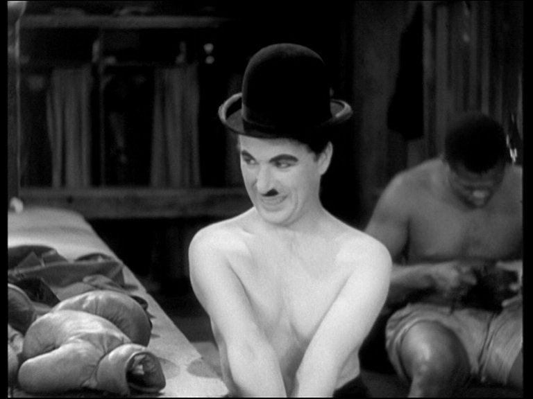 Charlie Chaplin yapım şirketi kurdu.
