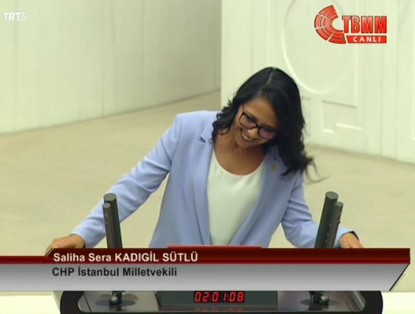 Sera Kadıgil'in ezbere yemin denemesi başarısız oldu
