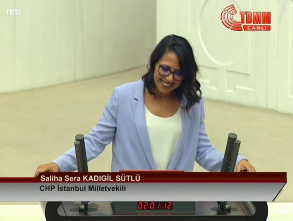 Sera Kadıgil'in ezbere yemin denemesi başarısız oldu