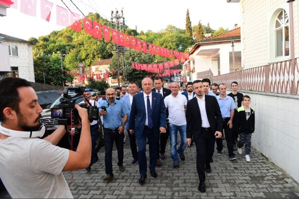 Muharrem İnce bayram namazını köyünde kıldı