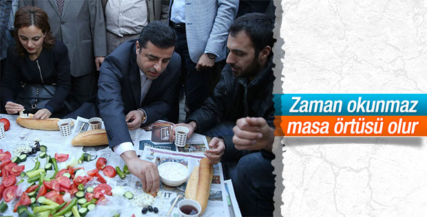 Selahattin Demirtaş Zaman gazetesinin üstünde yemek yedi