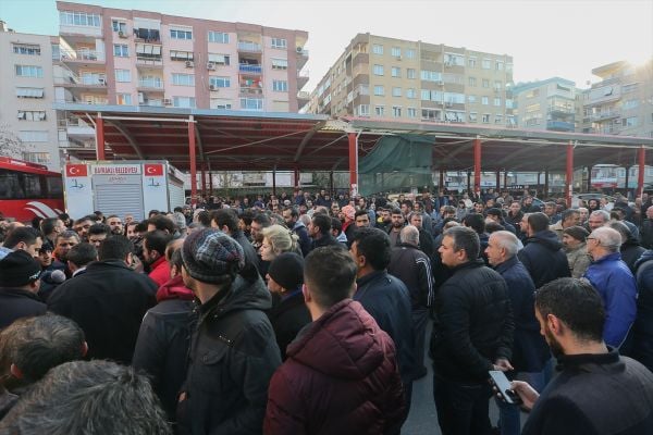 İzmir'de 30 yıllık pazarın kapatılması isyan ettirdi