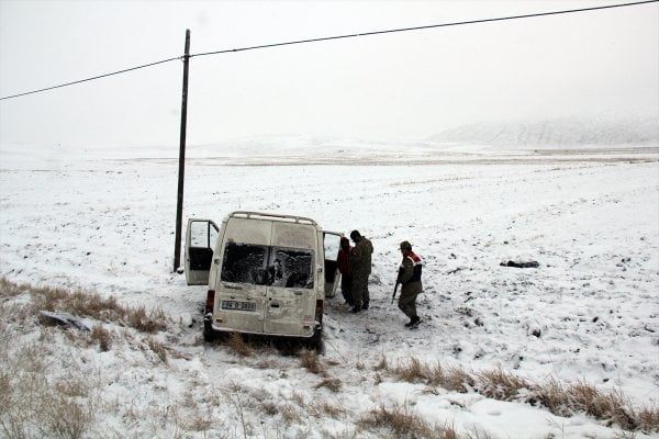 Sivas'ta kaza yapan minibüsten 51 kaçak göçmen çıktı