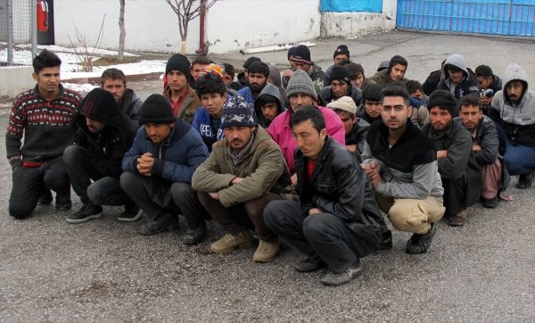 Sivas'ta kaza yapan minibüsten 51 kaçak göçmen çıktı
