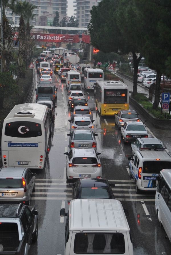 Aydın'da trafik yoğunluğu ciddi boyutlara ulaştı