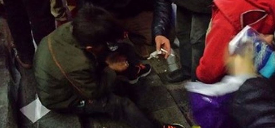 Fast food şubesinde çocuğa feci patates dayağı - Resim: 0