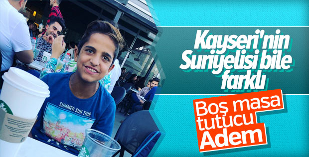 Boş masa ayarlayan Suriyeli Adem