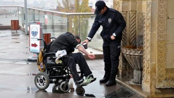 Tekerlekli sandalyedeki engelliye polis abdest aldırdı