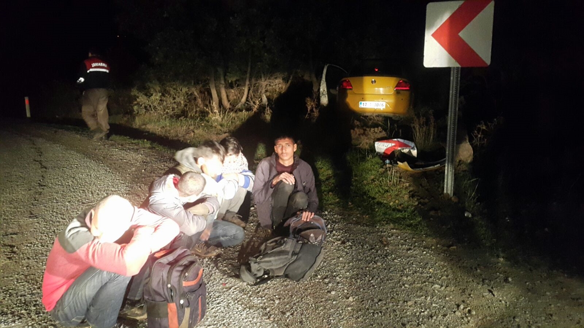 Çanakkale'de taksiyle kaçmaya çalışan göçmenler yakalandı