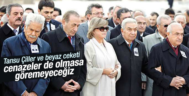 Tansu Çiller devlet törenine beyaz ceketiyle geldi