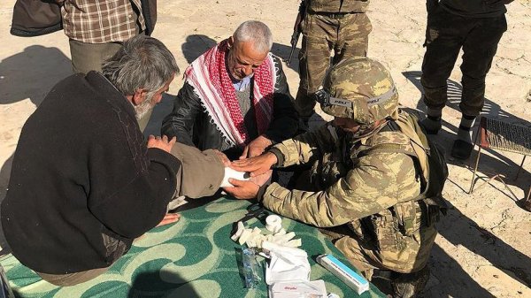 Mehmetçik Afrin'de şifa dağıtıyor