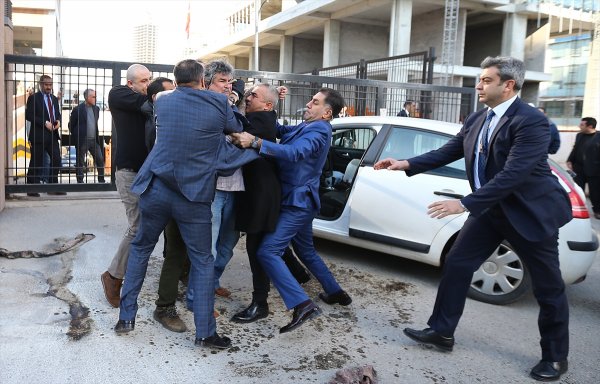 CHP'den para alamayan heykeltıraş kendini yakmak istedi