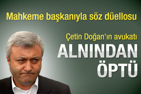 Tuncay Özkan'ı alnından öptü