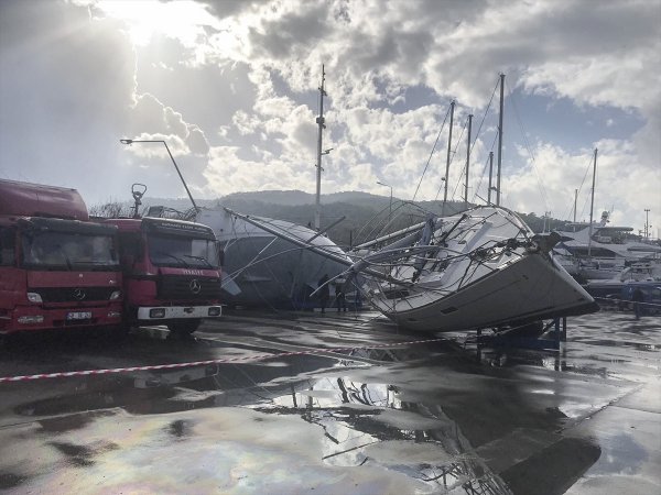 Marmaris'te hortum tekneleri sürükledi