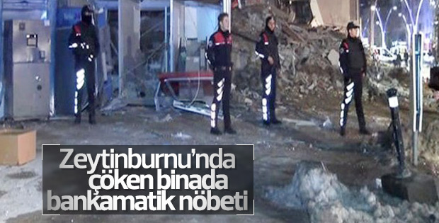 Polis çöken binanın önünde para nöbeti tuttu