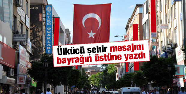Kırıkkale'de Ülkü Ocakları caddeye Türk Bayrağı astı