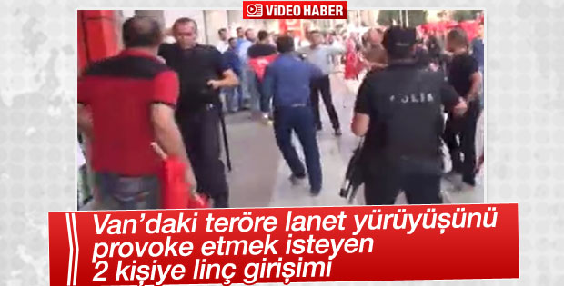 Van'da teröre lanet yürüyüşünde provokatörlere tepki