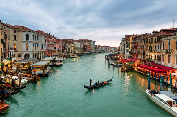 Venedik'te Japon turistler 1100 euroluk hesaba isyan etti