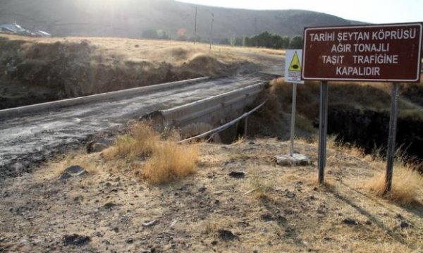 Van'daki Şeytan Köprüsü'ne dökülen asfalt kazındı