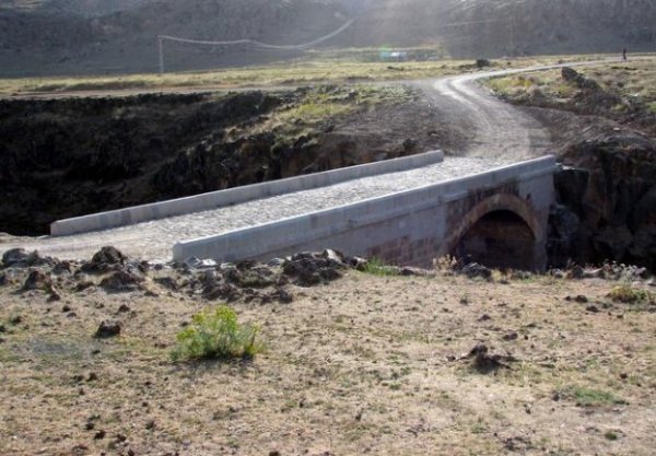 Van'daki Şeytan Köprüsü'ne dökülen asfalt kazındı