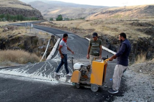 Van'daki Şeytan Köprüsü'ne dökülen asfalt kazındı