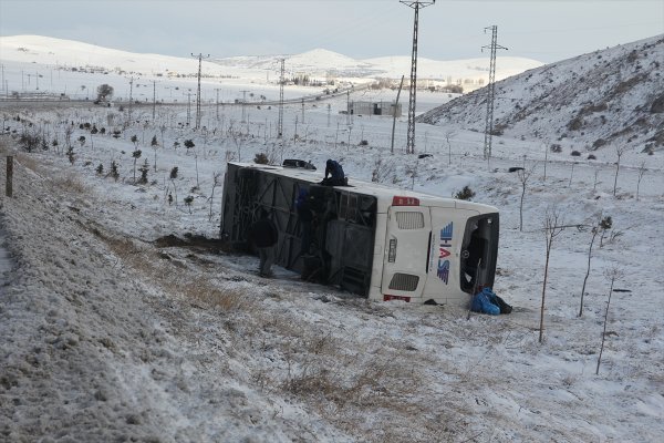 Konya'da yolcu otobüsü şarampole devrildi: 38 yaralı