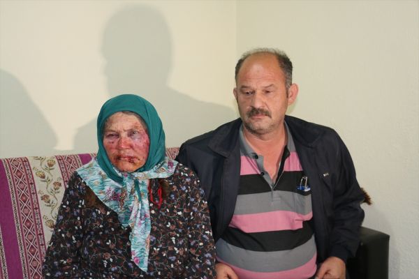 Su ikram eden yaşlı kadını dövüp gasbettiler