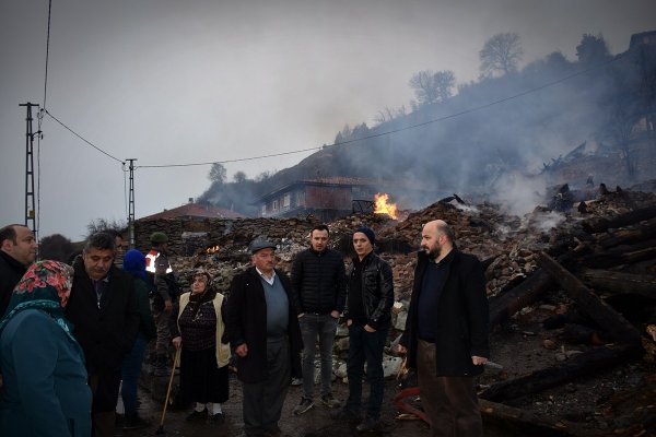 8 evin kül olduğu yangında yaşlı kadın enkaz altında kaldı