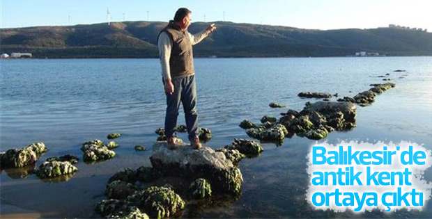 Deniz geri çekildi antik iskele ortaya çıktı