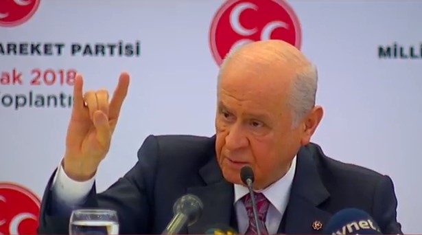 Devlet Bahçeli bozkurt işaretini tanımladı