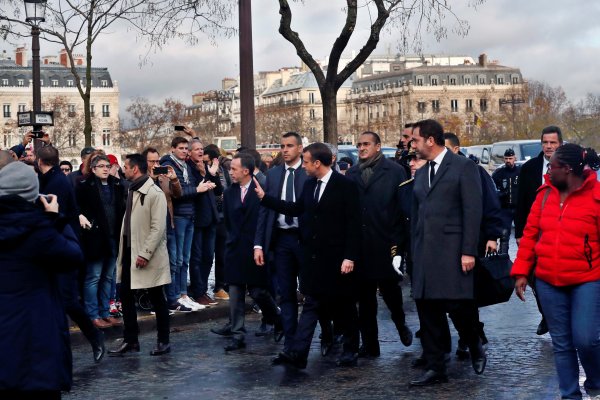 Macron Paris'te protestoların gerçekleştiği yere gitti